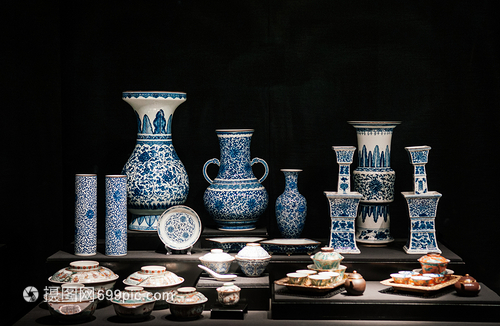 2019年月24日019年黑蘭彩色藍(lán)的漆瓷器古老的瓷器花瓶在邦科克博物館的皇收藏展